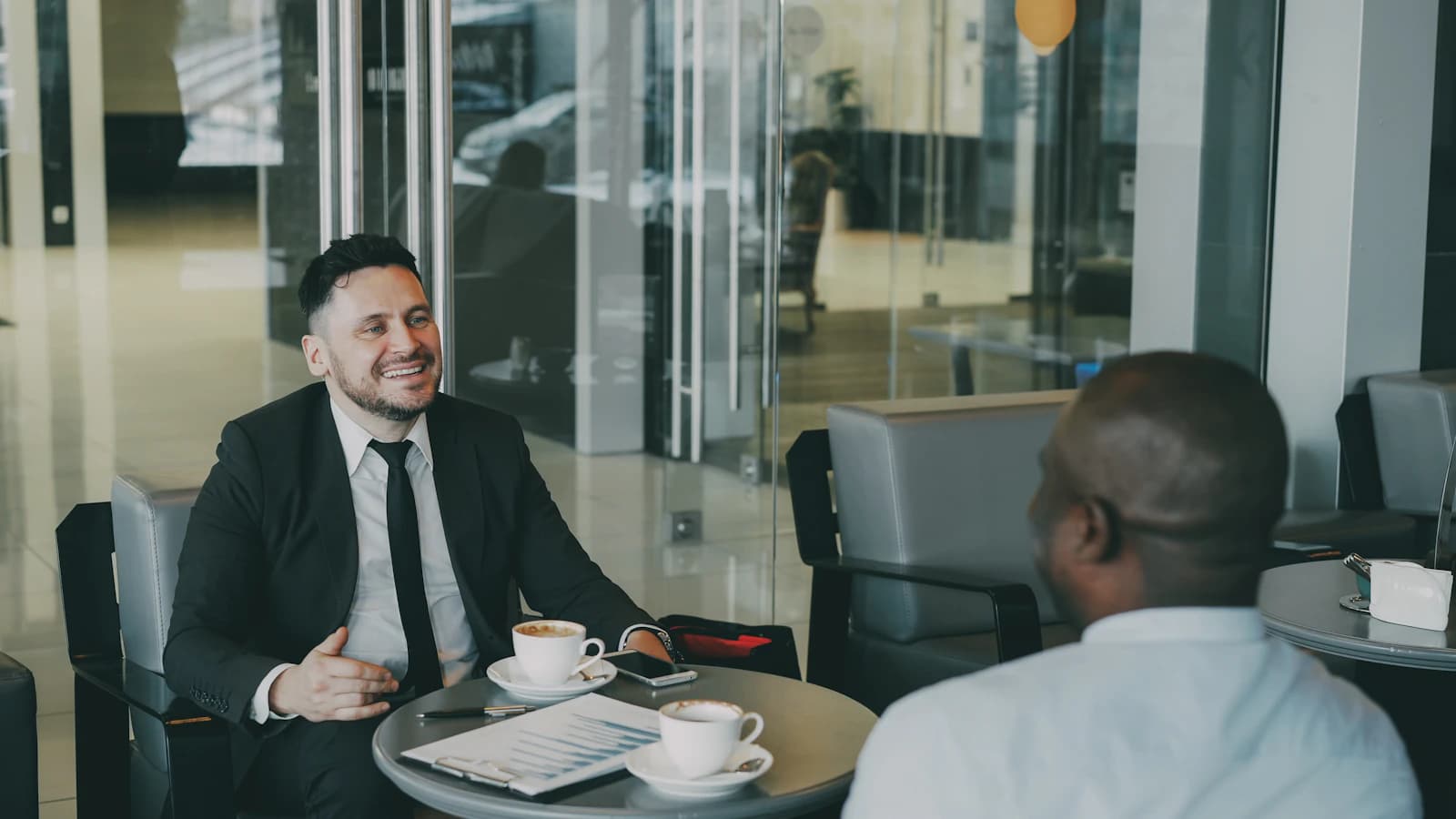 Consultor conversando com cliente em reunião de atendimento